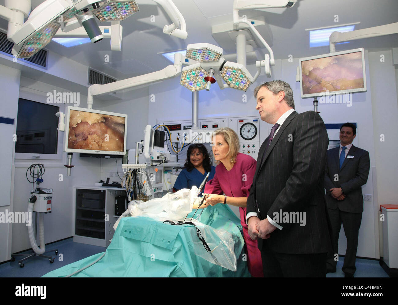 La Contessa di Wessex prova la sua mano a utilizzare il laprooscopico (chirurgia keyhole) trainer nel nuovo teatro digitale guidato dal vice direttore del teatro Nasreen Young e consulente urologo Sig.John Donohue presso il Nuffield Health Hospital di Tunbridge Wells, Kent. Foto Stock