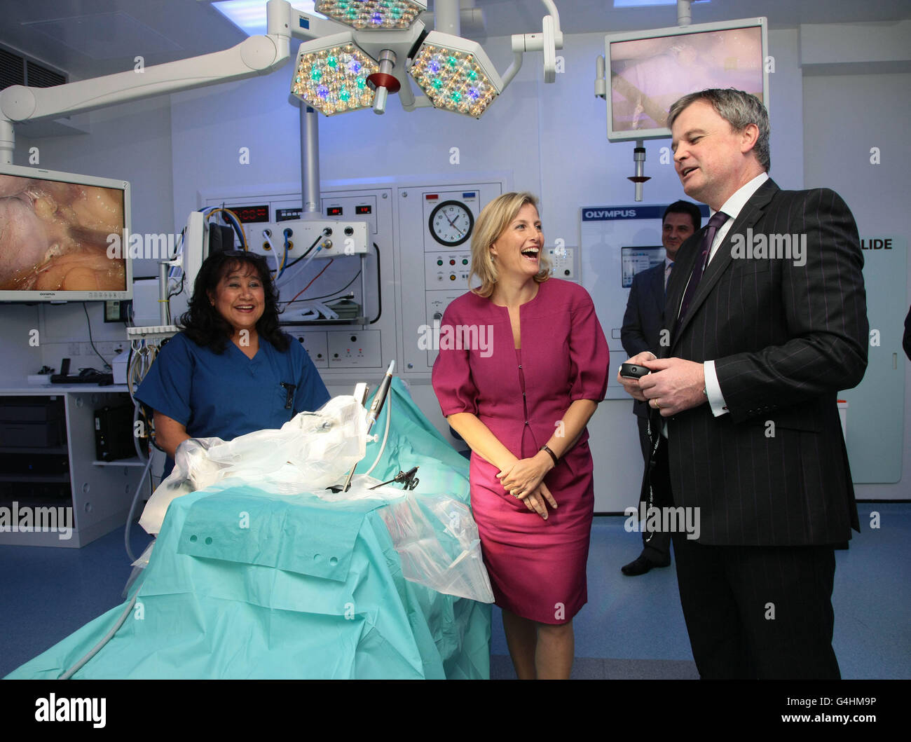 La Contessa di Wessex prova la sua mano a utilizzare il laprooscopico (chirurgia keyhole) trainer nel nuovo teatro digitale guidato dal vice direttore del teatro Nasreen Young e consulente urologo Sig.John Donohue presso il Nuffield Health Hospital di Tunbridge Wells, Kent. Foto Stock