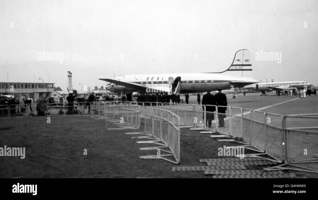 La scena all'aeroporto di Heathrow di Londra come la nuova Regina della Gran Bretagna, la Regina Elisabetta II (ex Principessa Elisabetta) arriva con il Duca di Edimburgo dopo un viaggio in Kenya dopo la morte del Re Giorgio VI. Foto Stock