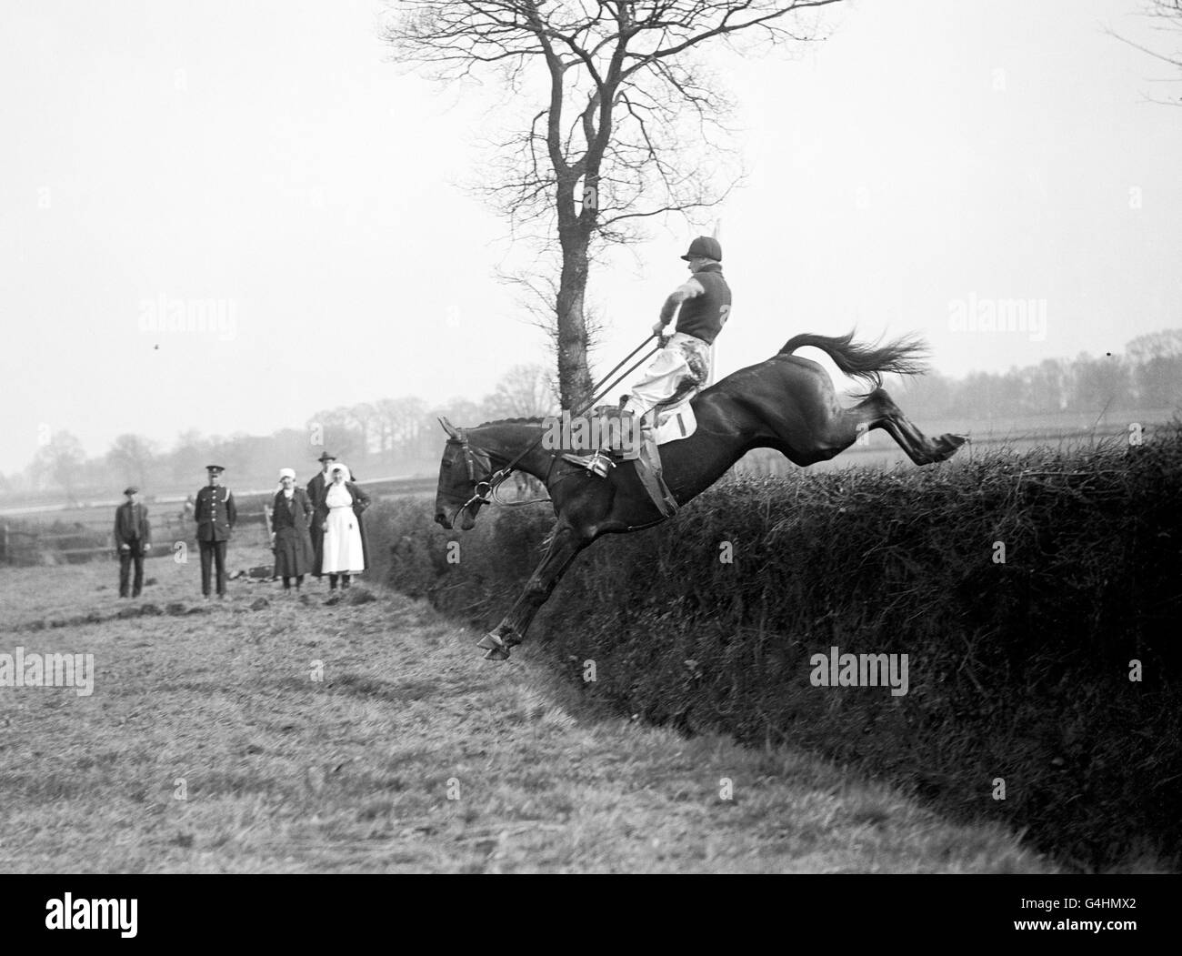 Il Principe del Galles su 'Miss Muffit II' salta una recinzione durante la Brigata Household Steeplechase. Foto Stock