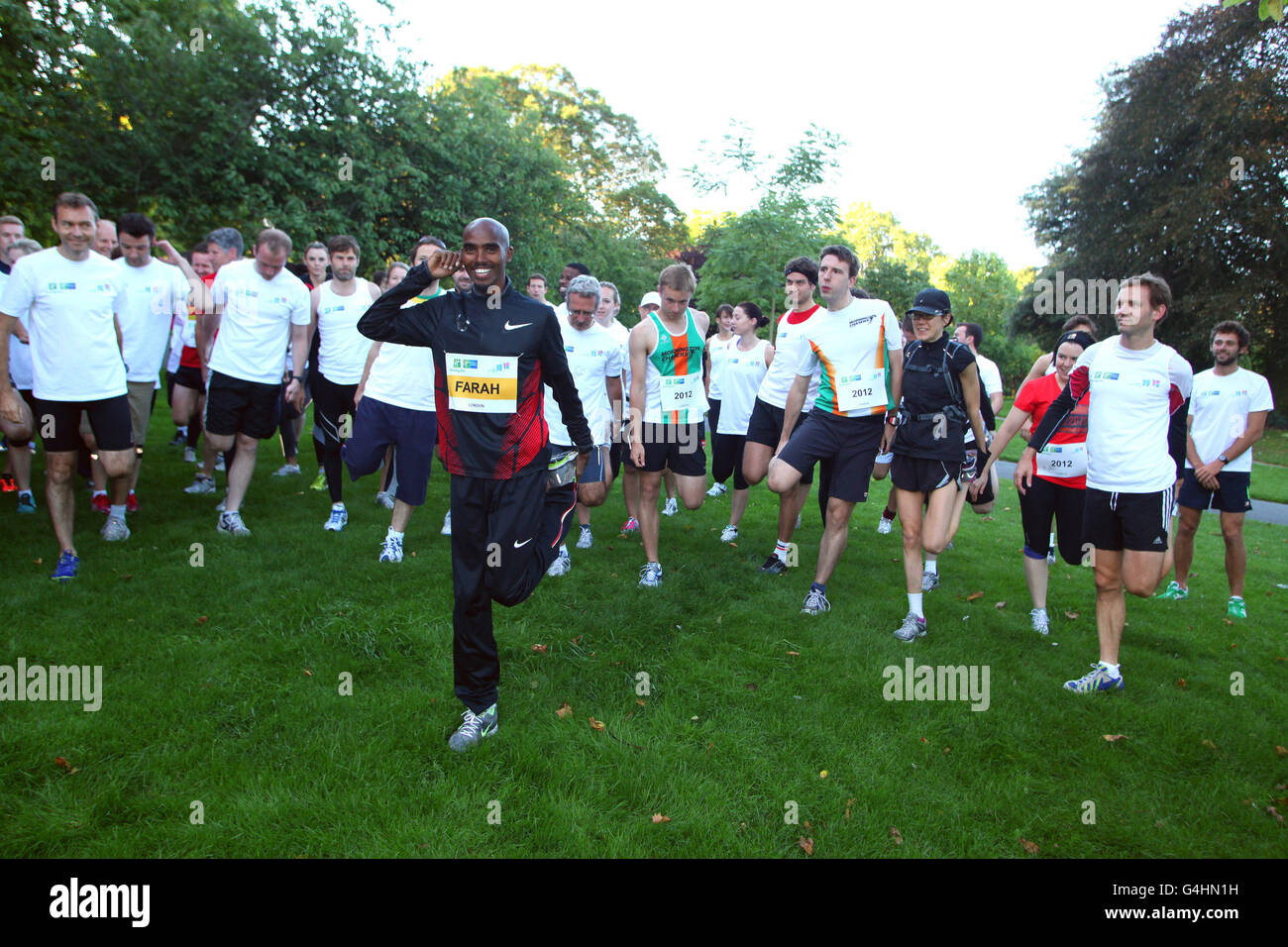 Il medaglia d'oro del campionato del mondo Mo Farah (fronte centrale) ospita un club di corsa gratuito per l'Holiday Inn - il fornitore ufficiale dell'hotel ai Giochi Olimpici e Paralimpici di Londra 2012 - a Regents Park, Londra per promuovere il programma di coinvolgimento degli Holiday Inns Athlete. PREMERE ASSOCIAZIONE foto. Data foto: Mercoledì 14 settembre 2011. L'Athlete Engagement Program supporta 50 atleti britannici emergenti e affermati, tra cui Rebecca Adlington e Victoria Pendleton, nella loro ricerca di medaglie, dando loro più di 1,500 notti in camera gratis. Il credito fotografico deve essere: Geoff Caddick/PA Wire Foto Stock