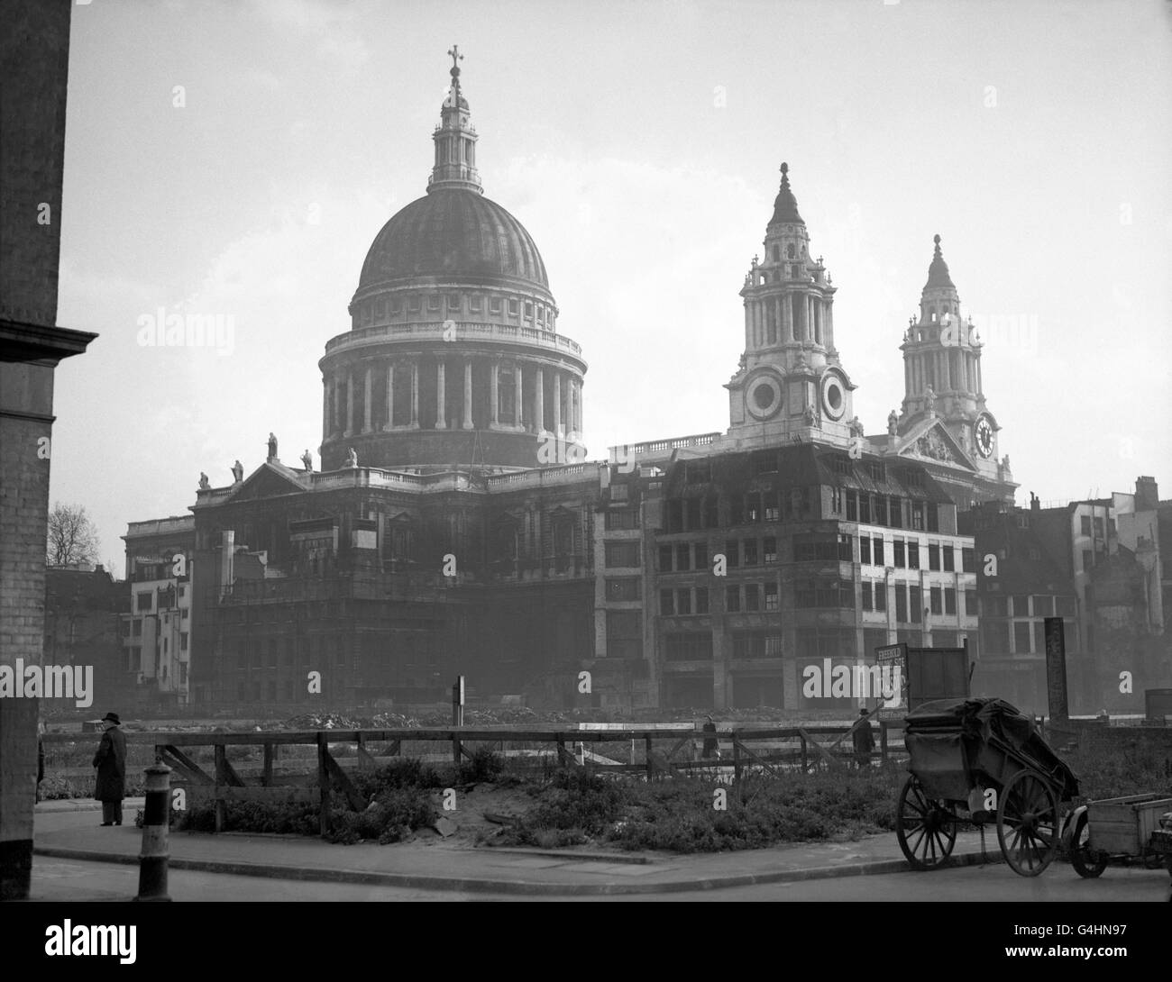 Vista da Warwick Lane, che mostra i danni alle bombe intorno alla cattedrale di San Paolo, causati dai bombardamenti di Luftwaffe durante la seconda guerra mondiale. Foto Stock