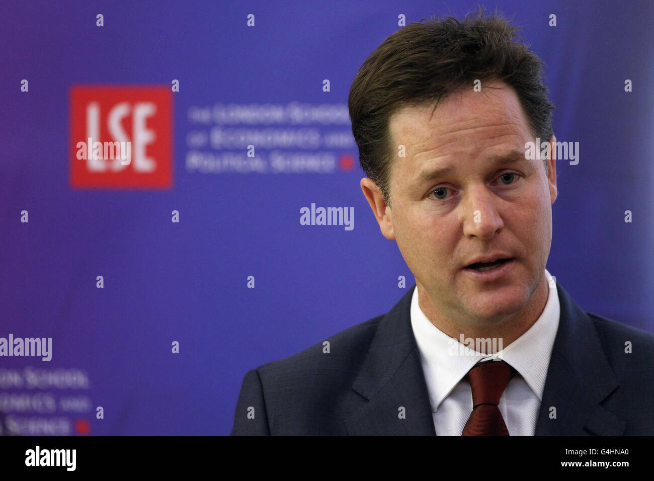 Il vice primo ministro Nick Clegg si rivolge a un'udienza alla London School of Economics (LSE) dove ha annunciato i piani per portare avanti i grandi progetti infrastrutturali in relazione alla nuova agenda economica del governo, che sperava avrebbe aiutato a stimolare la crescita dell'economia. Foto Stock