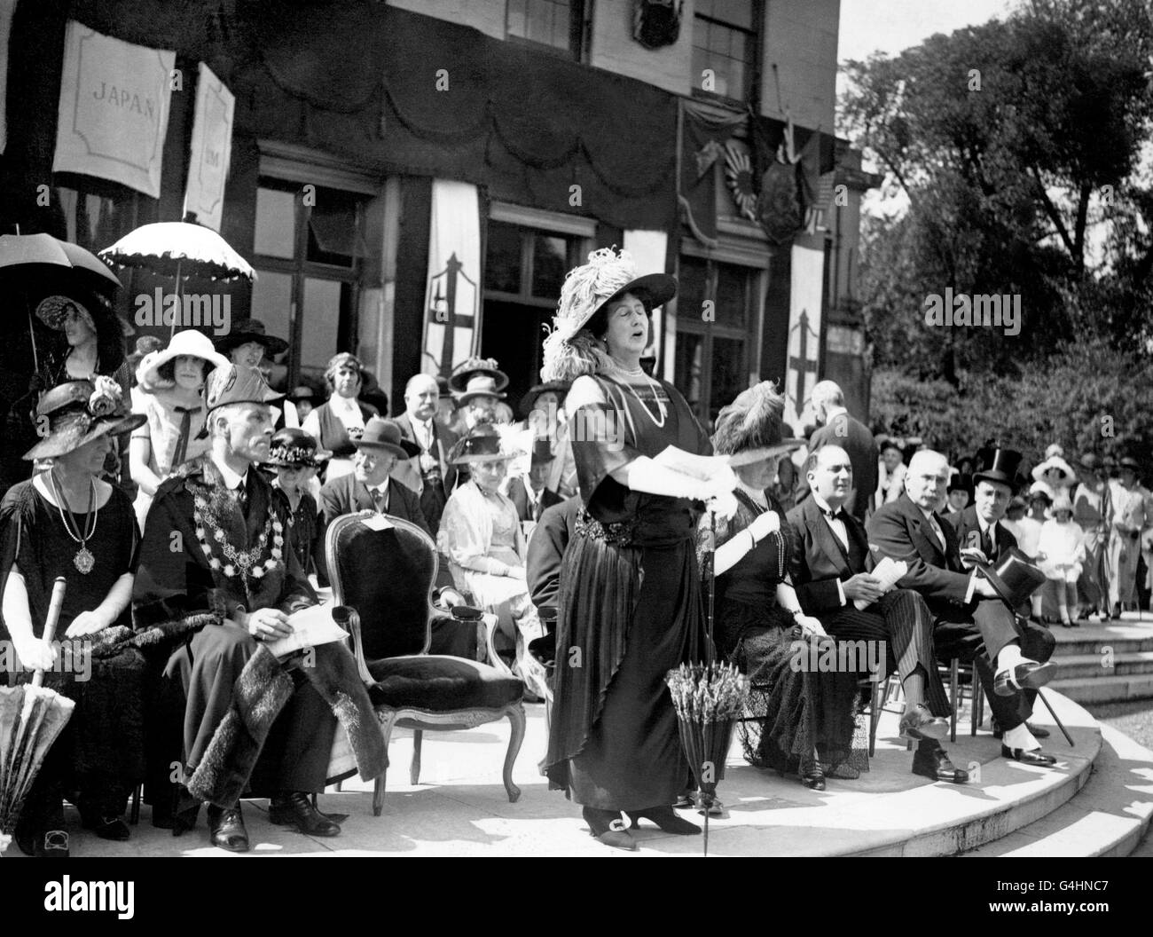 La moglie del primo ministro, la signora Stanley Baldwin, dichiarando aperta la League of Nation International Garden Fete al St Dunstan's Regents Park. Foto Stock