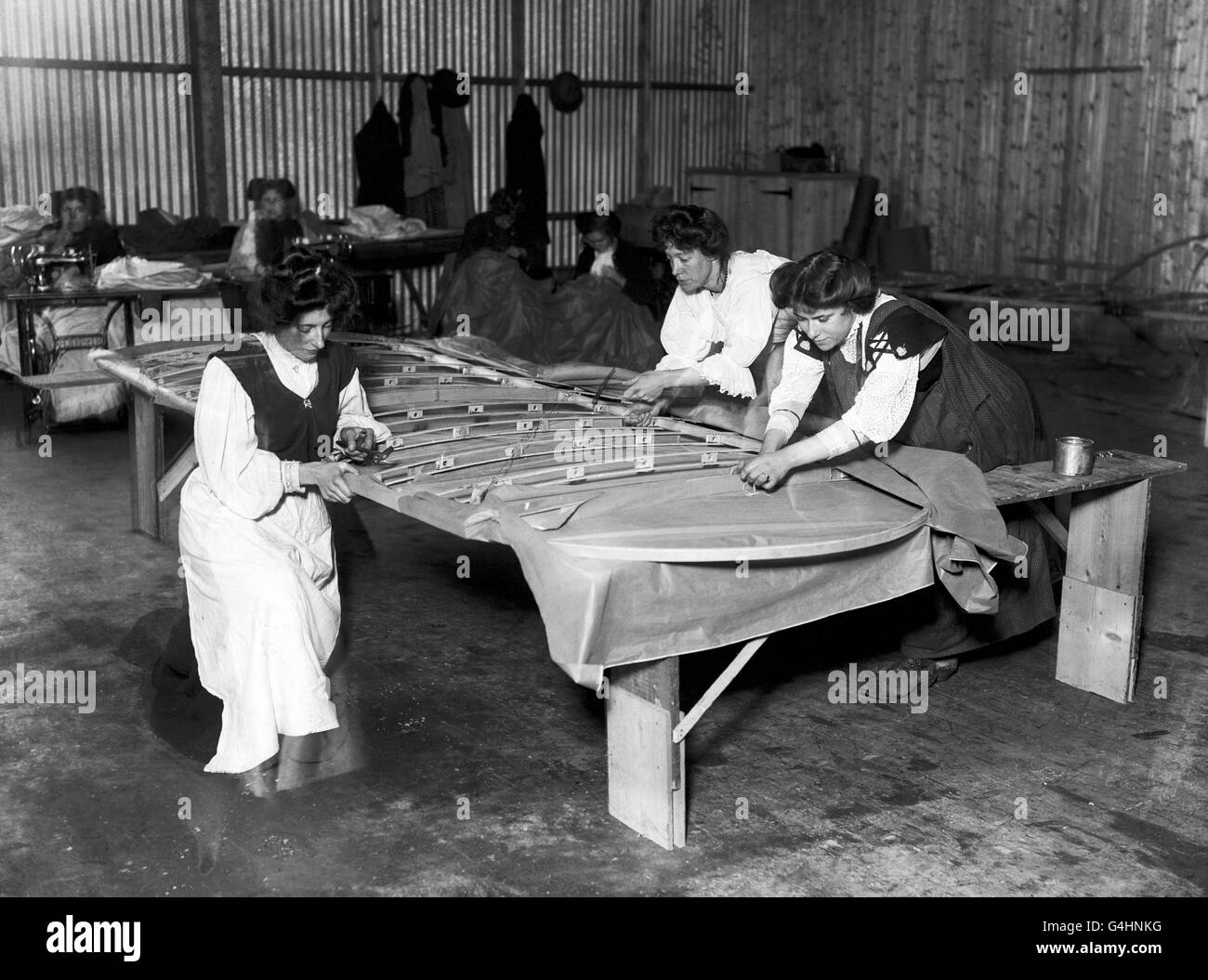 Lavoratrici alla Shorts Airplane Factory, Shellbeach, Leysdown-on-Sea sull'isola di Sheppey. Foto Stock