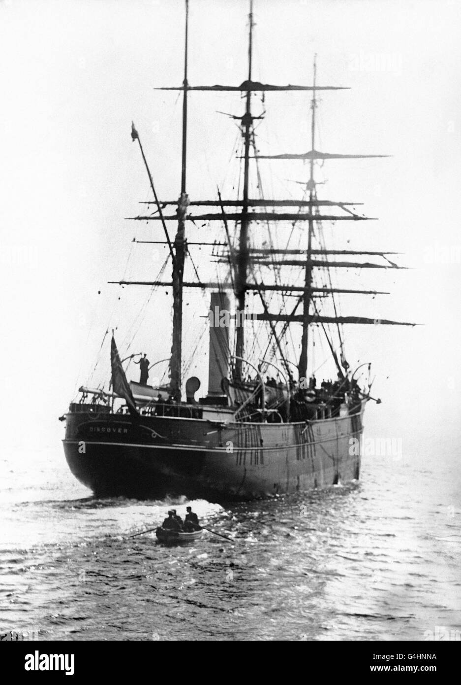 RRS Discovery è stata l'ultima nave in legno a tre alberi costruita nelle Isole Britanniche ed è stata lanciata il 21 marzo 1901, progettata per la ricerca antartica. La sua prima missione fu la spedizione nazionale antartica britannica, che trasportò Robert Falcon Scott e Ernest Shackleton nel loro primo viaggio di successo verso l'Antartico, conosciuto come la spedizione Discovery, nel 1901 Foto Stock
