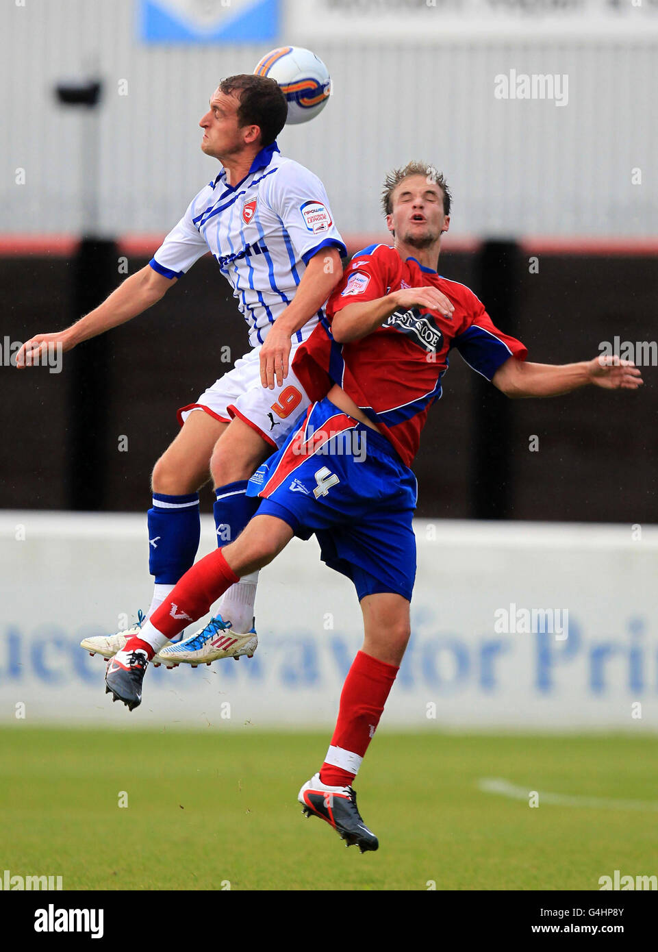 Dagenham &amp; Scott Doe di Redbridge salta con Lewis Alessandra di Morecombe durante la partita della Npower Football League Two a Victoria Road, Dagenham. Foto Stock
