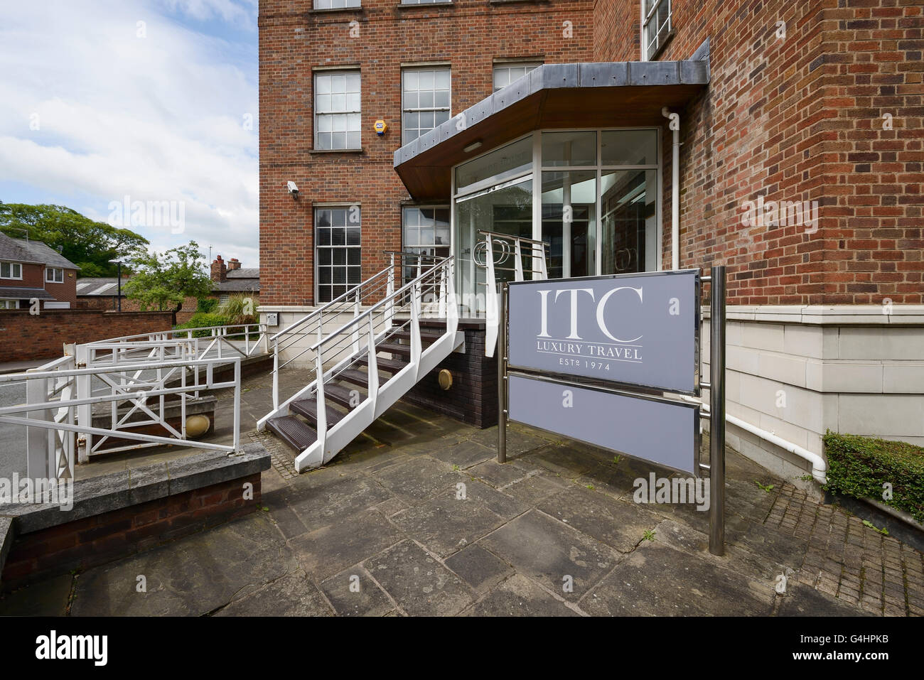 L'esterno dell'ufficio dei viaggi di lusso ITC di agenti che presentano in una BBC TV primo documentario trasmesso nel giugno 2016 Foto Stock