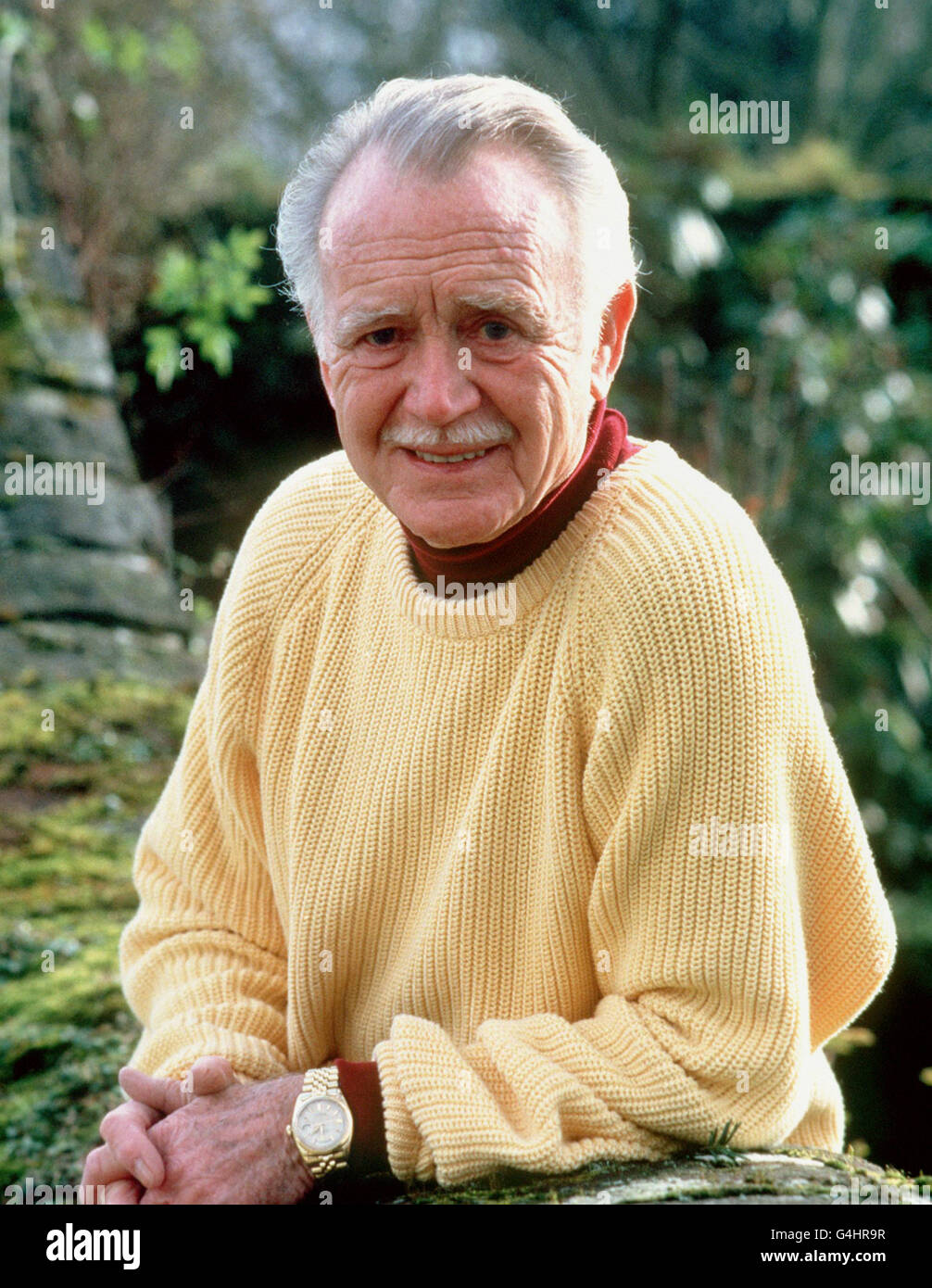 L'attore britannico veterano Sir John Mills nel giardino del suo cottage della regina Anna nel villaggio del Buckinghamshire di Denham. Foto Stock