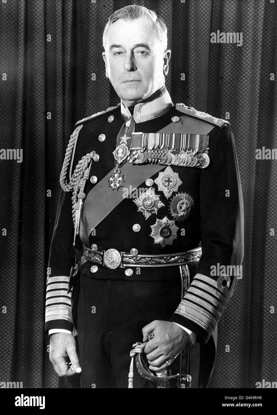 PA NEWS PHOTO CIRCA : 1965 Un'IMMAGINE di ARCHIVIO DELLA BIBLIOTECA 1965 DI EARL MOUNTBATTEN OF BURMA 27/5/2001: Membri della Burma Star Association, veterani della campagna britannica contro il Giappone durante la seconda guerra mondiale, hanno tenuto la loro finale Burma Star Association Parade al Cenotaph di Londra Foto Stock