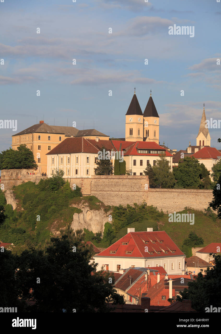 Ungheria Veszprém quartiere Castello skyline St Michael cattedrale chiesa francescana Foto Stock