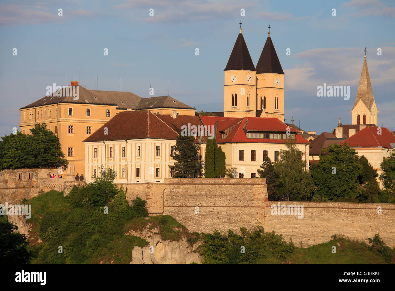Ungheria Veszprém quartiere Castello skyline St Michael cattedrale chiesa francescana Foto Stock