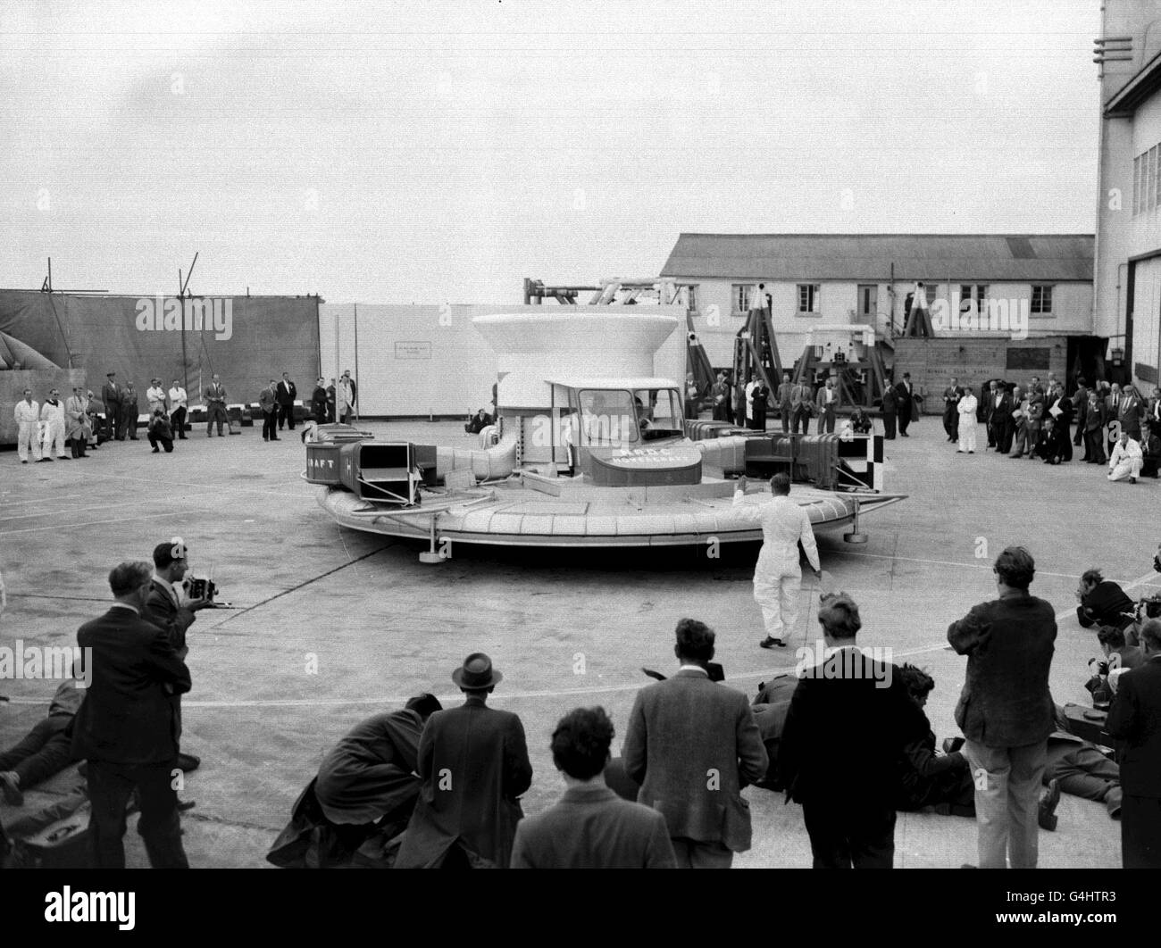 Il prototipo di hovercraft completamente britannico, progettato da Christopher S. Cockerell e realizzato da Saunders Roe, durante una dimostrazione a Cowes sull'Isola di Wight. Foto Stock