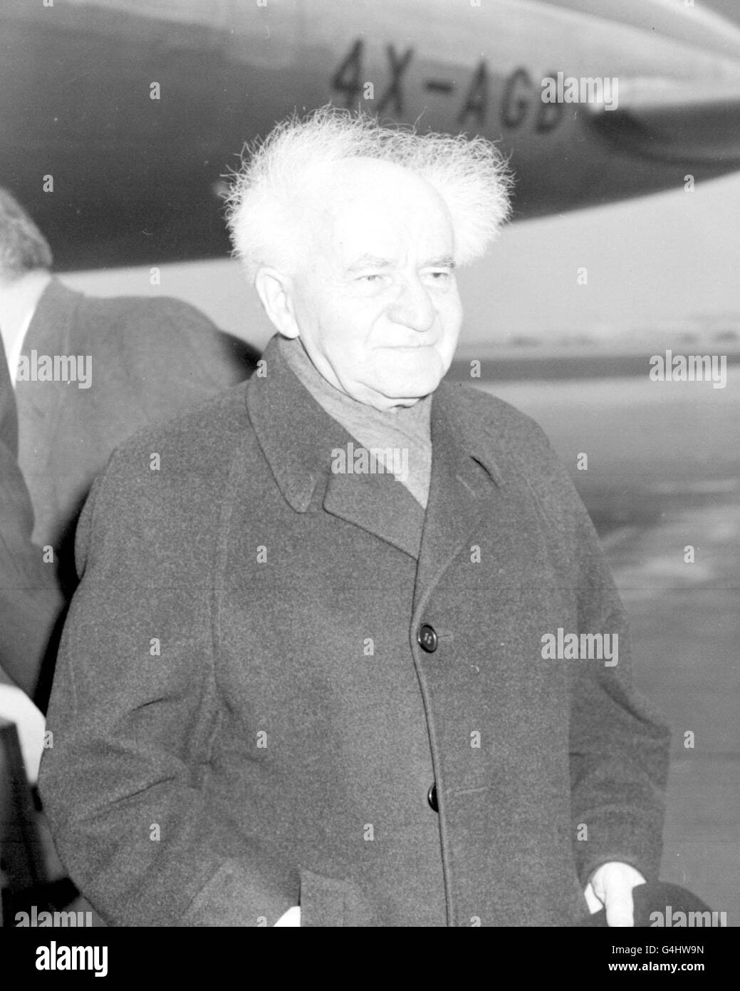 Ben Gurion, primo ministro di Israele, arriva all'aeroporto di Londra per una visita informale. Foto Stock