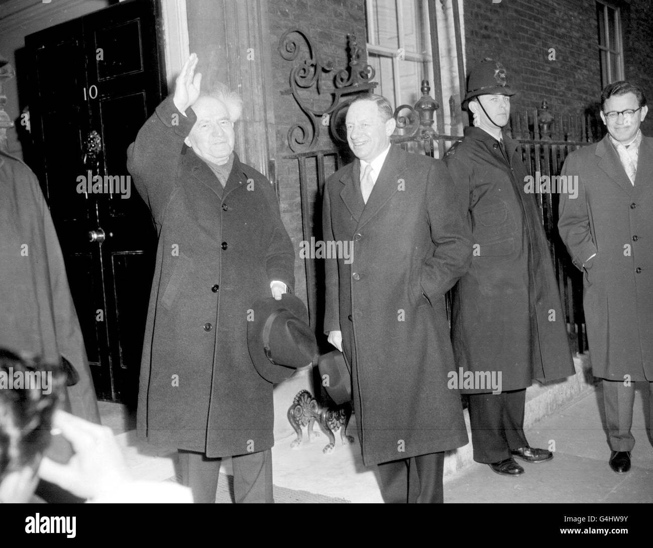 Ben Gurion, primo ministro di Israele, arriva a 10 Downing Street per pranzare con il primo ministro britannico, Harold MacMillan. Il sig. Gurion è stato in visita informale nel Regno Unito. Foto Stock