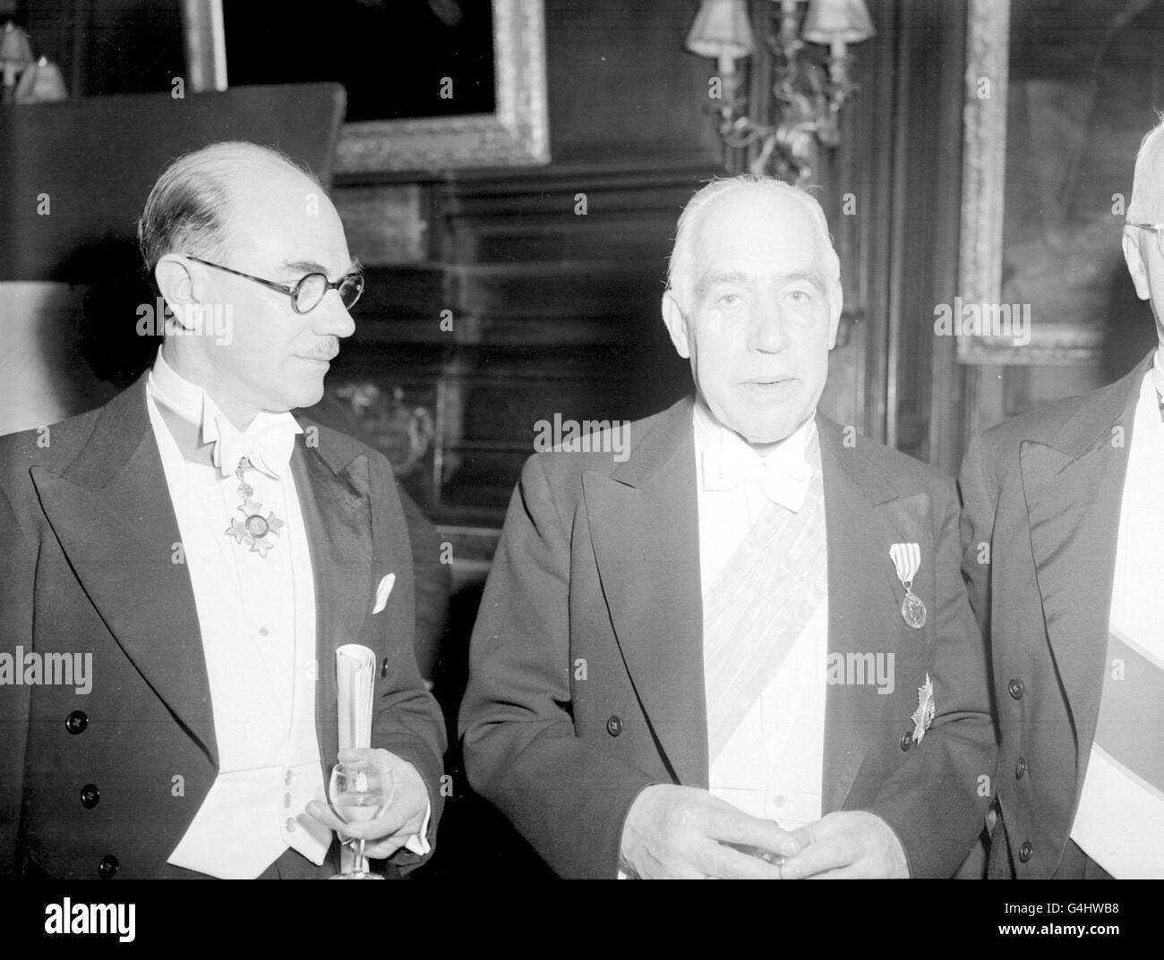 Michael Perrin (a sinistra), presidente della Fondazione Wellcome, e il professor Niels Bohr, scienziato nucleare danese, durante una cena presso la Sala degli Apotecari, tenuta dalla Fondazione per la Fondazione Carlsberg di Copenaghen. * mentre lavorava al progetto di energia atomica segreto del governo durante la guerra, il sig. Perrin ha disposto che il professor Bohr fosse portato fuori dalla Danimarca occupata. Ha fatto la sua fuga con barca a remi e aerei zanzara. Foto Stock