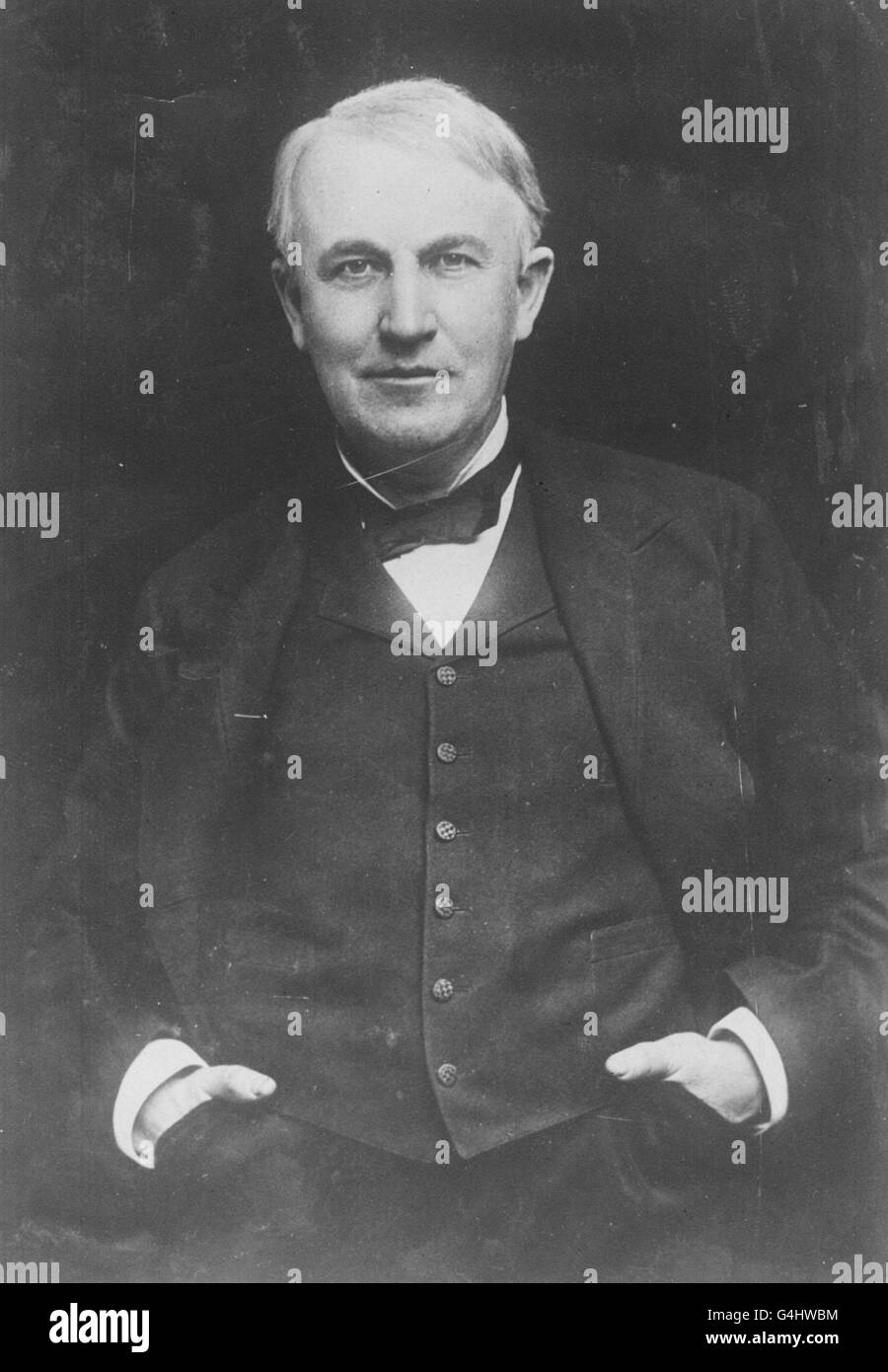 21/10/1879 - in questo giorno nella storia - dopo 14 mesi di test, Thomas A. Edison ha dimostrato per la prima volta la sua lampada elettrica, sperando di competere un giorno con la luce del gas. Potrebbe bruciare per tredici ore e mezza. 11/02/1847; nato in questo giorno, American Inventor, Thomas Alva Edison 18 OTTOBRE: In questo giorno nel 1931 muore Thomas Edison. Thomas Edison (1847-1931) - inventore statunitense, che brevettò oltre mille invenzioni, tra cui il fonografo, la lampada elettrica ad incandescenza, il microfono e il cinetoscopio. Foto Stock