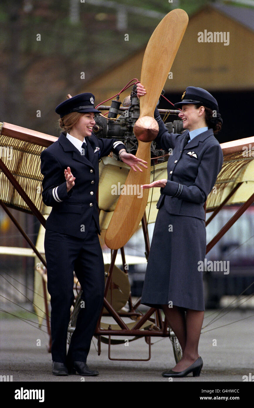 Flt. Julie Gibson (a destra), la prima pilota operazionale RAF a tempo pieno, con Carly Childs, pilota con British Airways, davanti alla riproduzione di una Demoiselle per lanciare una nuova mostra, Women in Aviation, a Brooklands vicino Weybridge. Foto Stock