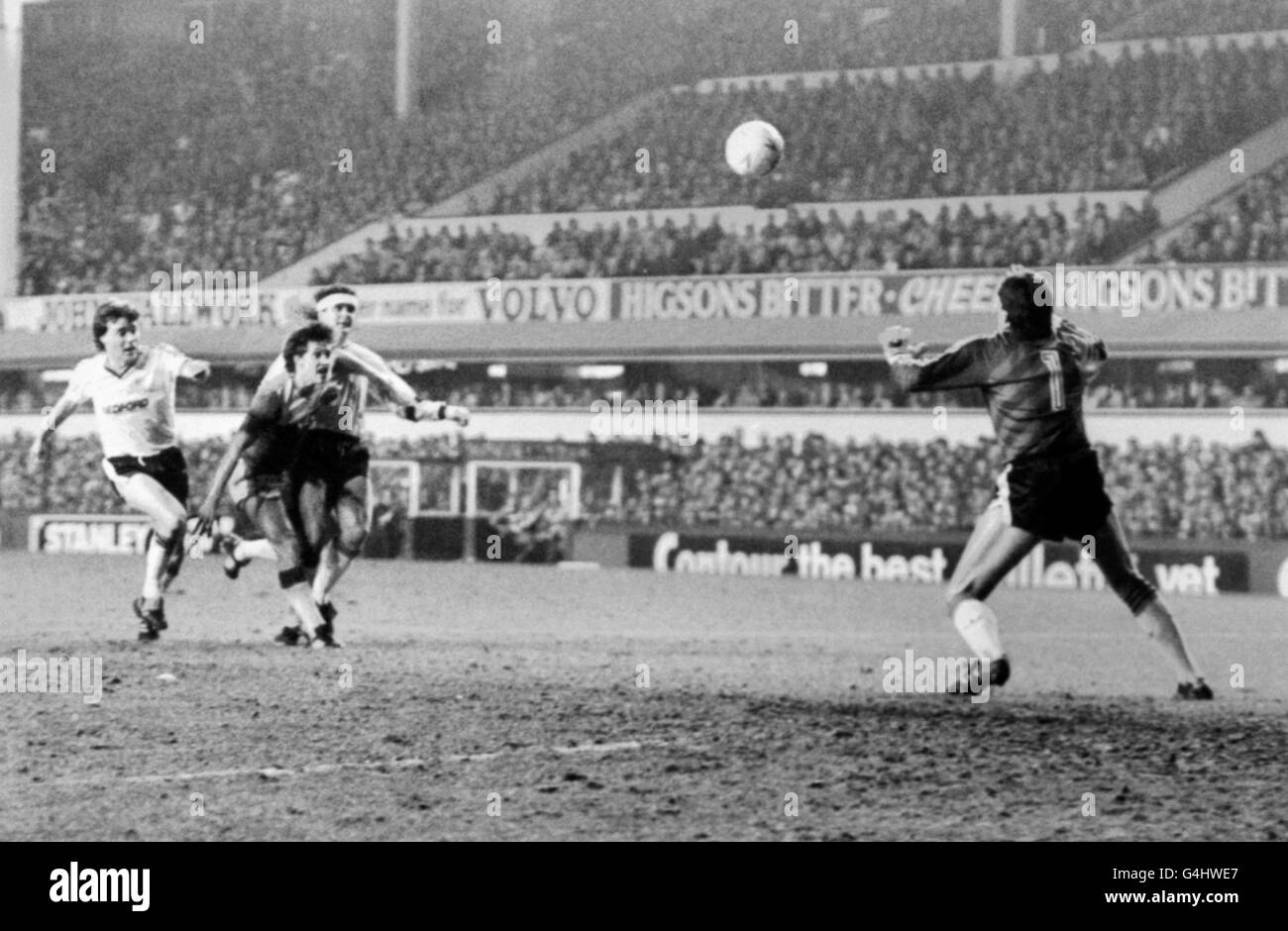 Everton's Gary Lineker passa attraverso i difensori di Luton Town Mal Donaghy (l) e Steve Foster (fascia) per segnare il passato portiere Les Sealey per l'unico obiettivo del gioco. Foto Stock