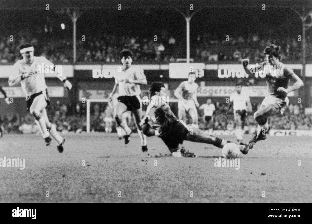Il portiere della città di Luton, Les Sealey, fa scendere il Gary Lineker di Everton per concedere una sanzione. Per la città di Luton sono raffigurati anche Steve Foster (l) e Rob Johnson. Foto Stock