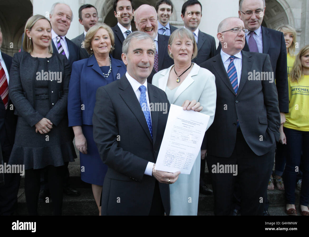 Fine Gael candidato presidenziale Gay Mitchell arriva oggi a consegnare i suoi documenti di nomina alla Casa personalizzata di Dublino. Foto Stock