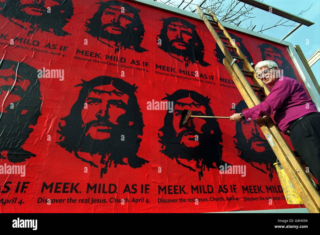 Il Vescovo di Southwark, il Rt Rev Tom Butler, incolla il primo poster da 48 fogli (20 piedi per 10 piedi) della campagna di Pasqua della rete pubblicitaria delle Chiese a Londra. Il manifesto controverso raffigura Gesù come il famigerato rivoluzionario comunista che Guevara. Foto Stock