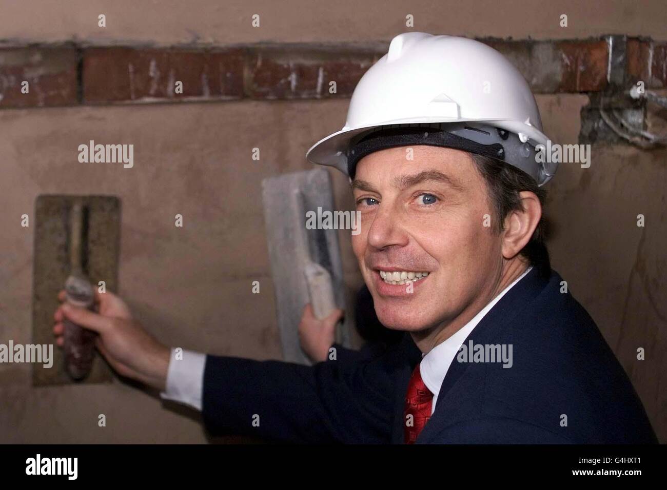 Il primo Ministro Tony Blair intonava un muro durante la sua visita alla prima scuola del Parco Marino di Durham. Foto Stock