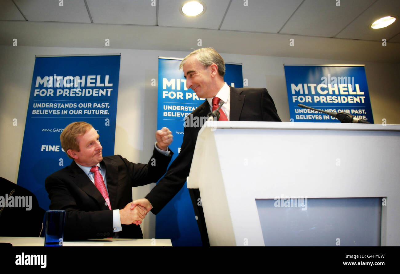 Taoiseach Enda Kenny (a sinistra) e il candidato presidenziale di fine Gael Gay Mitchell al Museo della Scienza di Dublino per il lancio ufficiale della campagna presidenziale fine Gael. Foto Stock