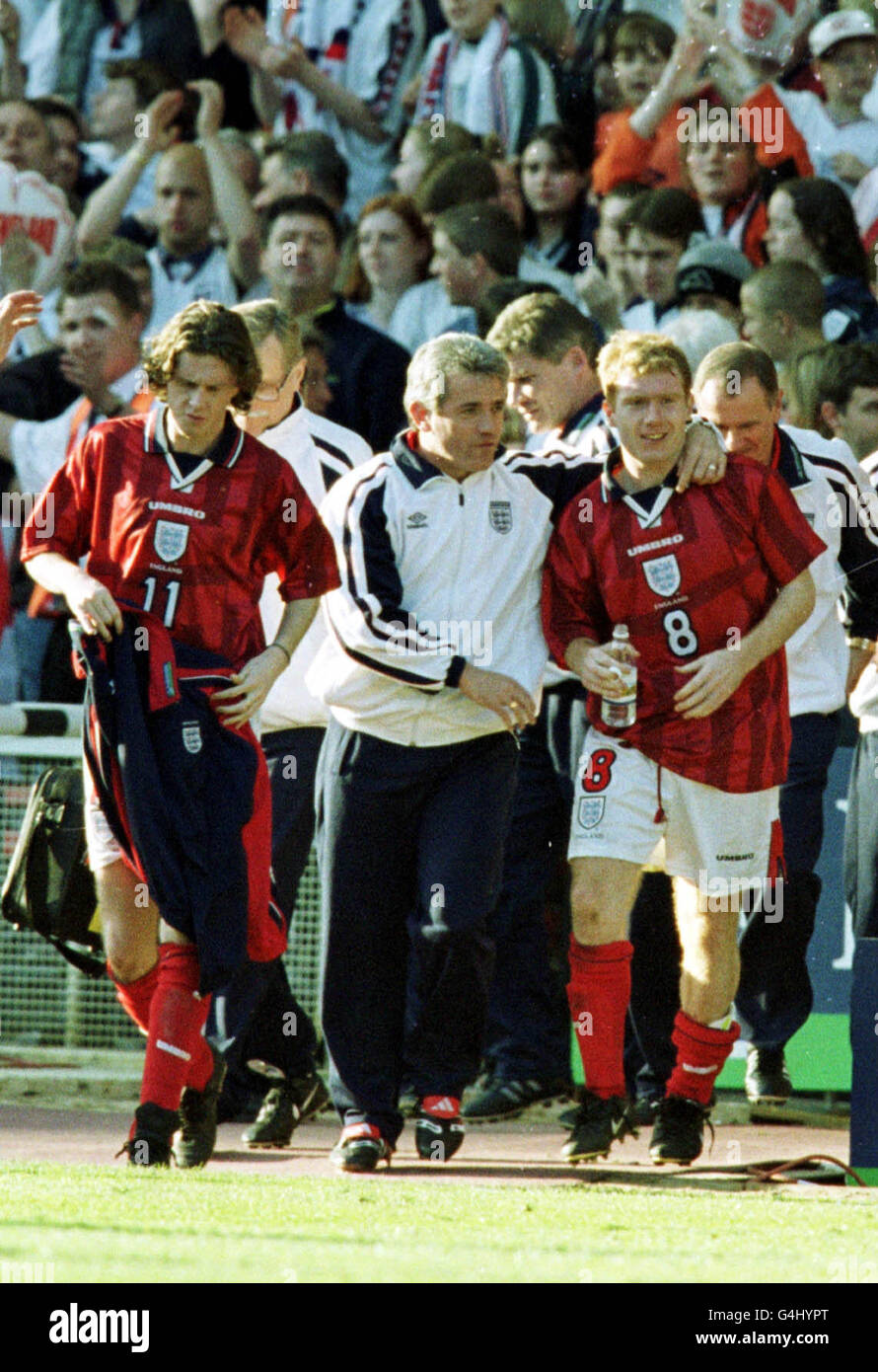 Questa immagine può essere utilizzata solo nel contesto di una funzione editoriale. Kevin Keegan (al centro), il direttore temporaneo dell'Inghilterra, lascia il campo di Wembley dopo la vittoria dell'Inghilterra sulla Polonia del 3-1 con il braccio intorno a Paul Scholes, che ha segnato un trucco per cappello. Foto Stock
