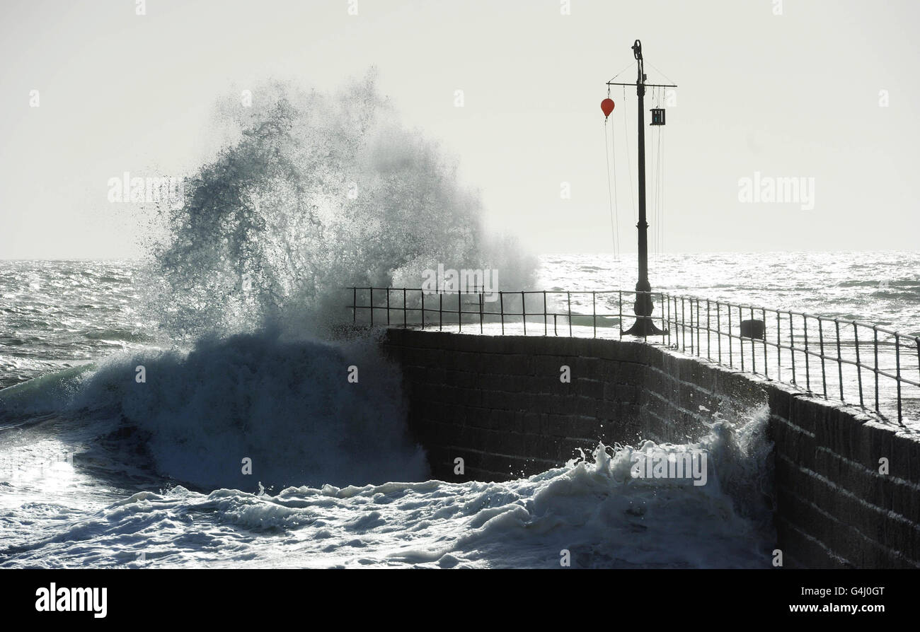 Onde rompere sul molo a Porthleven, Cornovaglia dopo l'uragano Katia ha costruito una grande ondata nell'Atlantico. Foto Stock