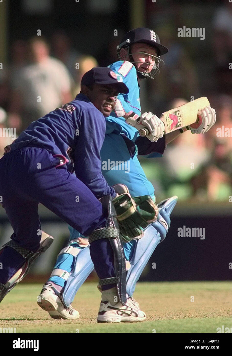 Inghilterra il battitore Neil Fairfratello guarda indietro oltre il wicket-keeper dello Sri Lanka Romesh Kaluwitharana mentre colpisce quattro dietro il wicket e cerca di rimettere l'Inghilterra sulla rotta dopo aver perso quattro wickets per 38 corse all'inizio della partita a Perth. Foto Stock