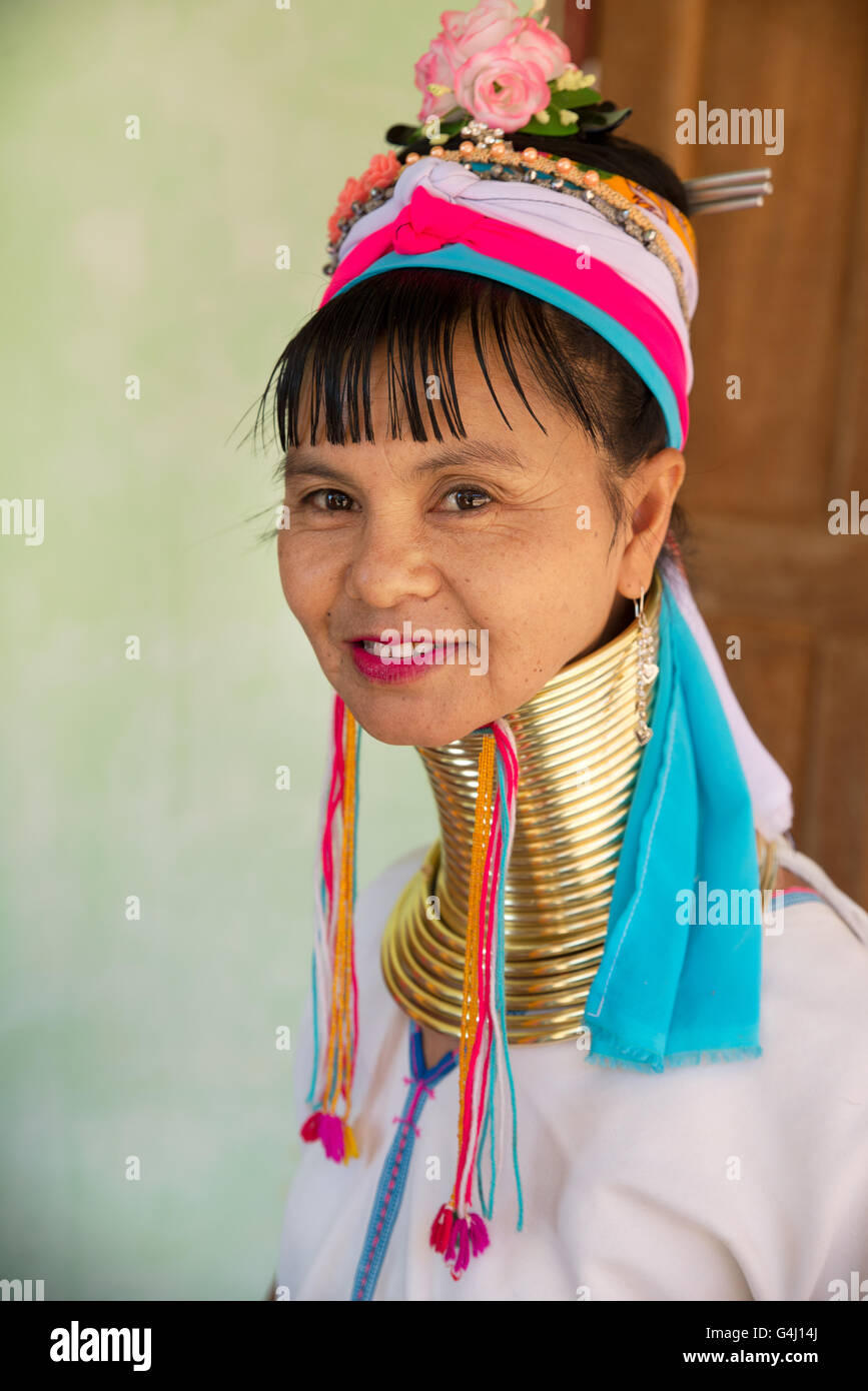 Ritratto di un kayan lahwi (padaung) donna con bobine di ottone anelli sul suo collo, panpet village, Stato Kayah, myanmar Foto Stock