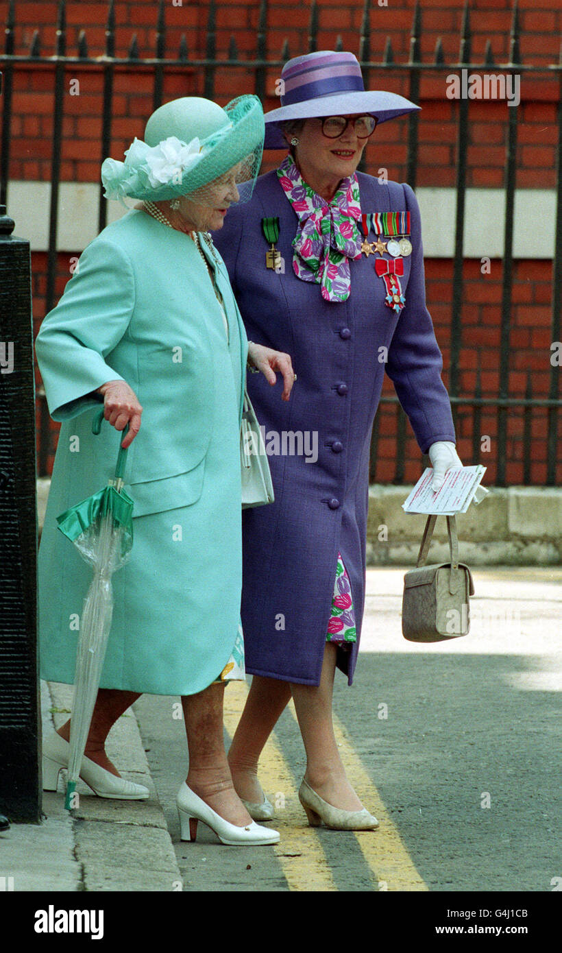 PA NEWS PHOTO 23/6/93 LA REGINA MADRE È AIUTATA LUNGO I GRADINI DA LADY MARY SOAMES IN CARLTON GARDENS, LONDRA, DOVE HA SVELATO UNA STATUA DEL GENERALE CHARLES DE GAULLE Foto Stock