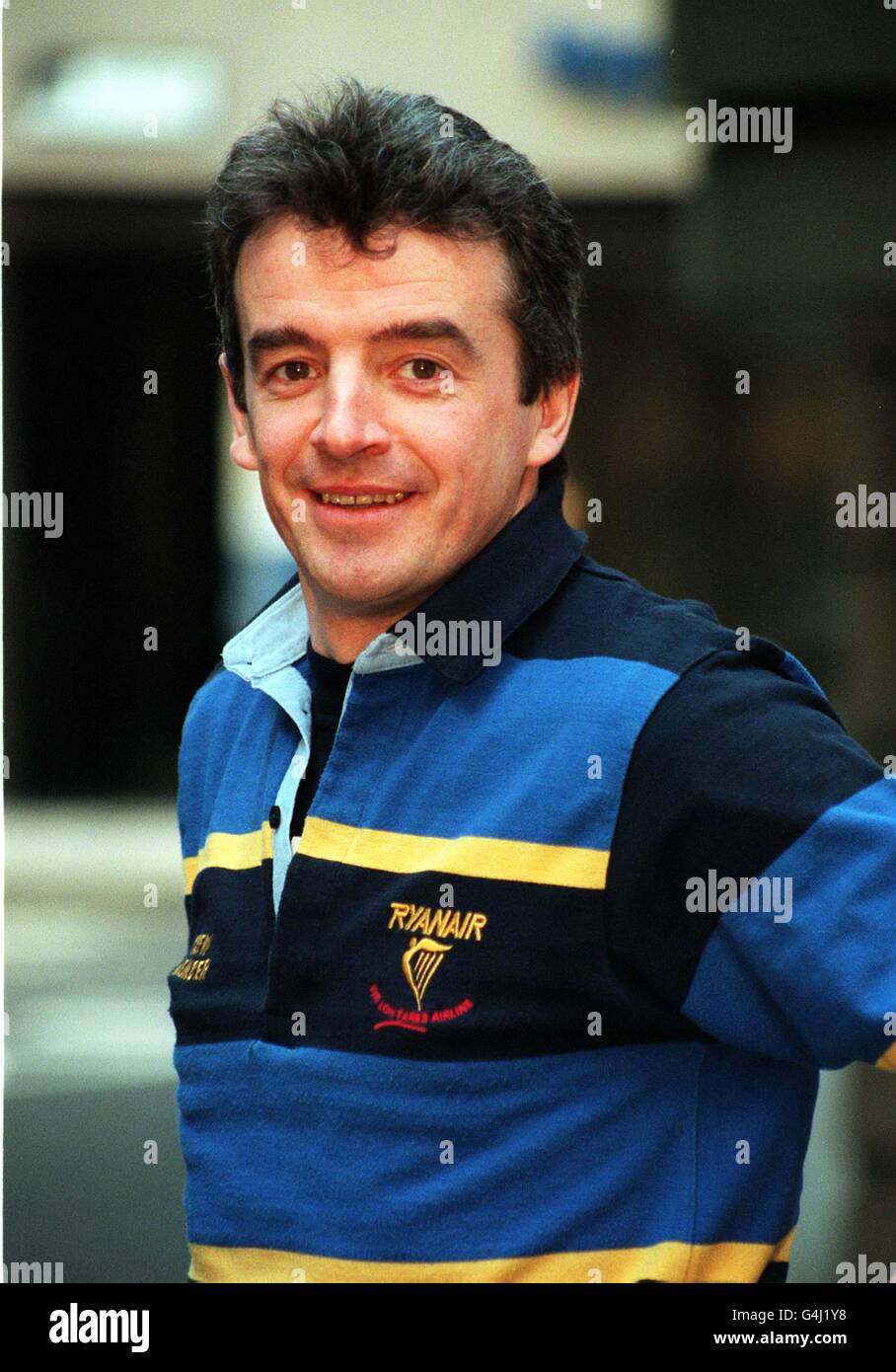 Michael o'Leary, Chief Executive di Ryanair a Londra, mentre la compagnia aerea ha lanciato nuove rotte e tariffe più economiche. 15/08/02 : si prevede che Ryanair svelerà i piani per la creazione di 200 posti di lavoro in Scozia attraverso la costruzione di un nuovo centro di ingegneria europeo. Il nuovo centro di riparazione e manutenzione situato a Prestwick comporterà un incremento stimato di 15 milioni di euro per l'economia scozzese. Michael o'Leary, Chief Executive di Ryanair, parteciperà alla conferenza stampa di oggi all'aeroporto internazionale di Glasgow Prestwick. 20/08/02 Ryanair Chief Executive Michael o'Leary a Londra. Ryanair ha fatto ritorno a una relazione che afferma che era Foto Stock