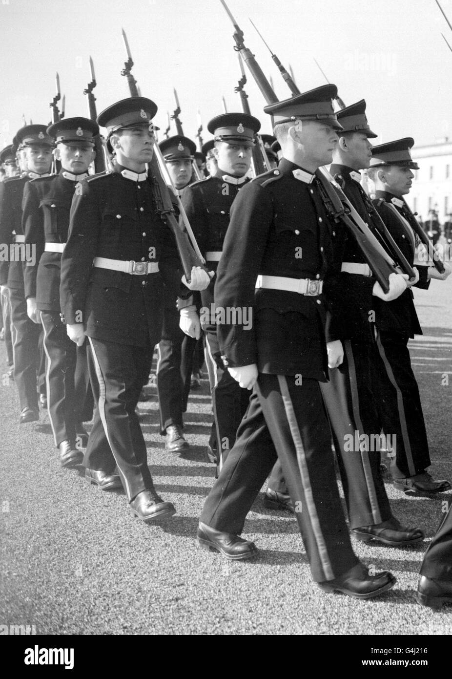 PA NEWS PHOTO 5/2/53 RE HUSSEIN DI GIORDANIA (DAVANTI PIÙ A DESTRA) NELLA MARCIA DURANTE LA PARATA DEL SOVRANO, PASSANDO FUORI PARATA ALLA ROYAL MILITARY ACADEMY A SANDHURST Foto Stock