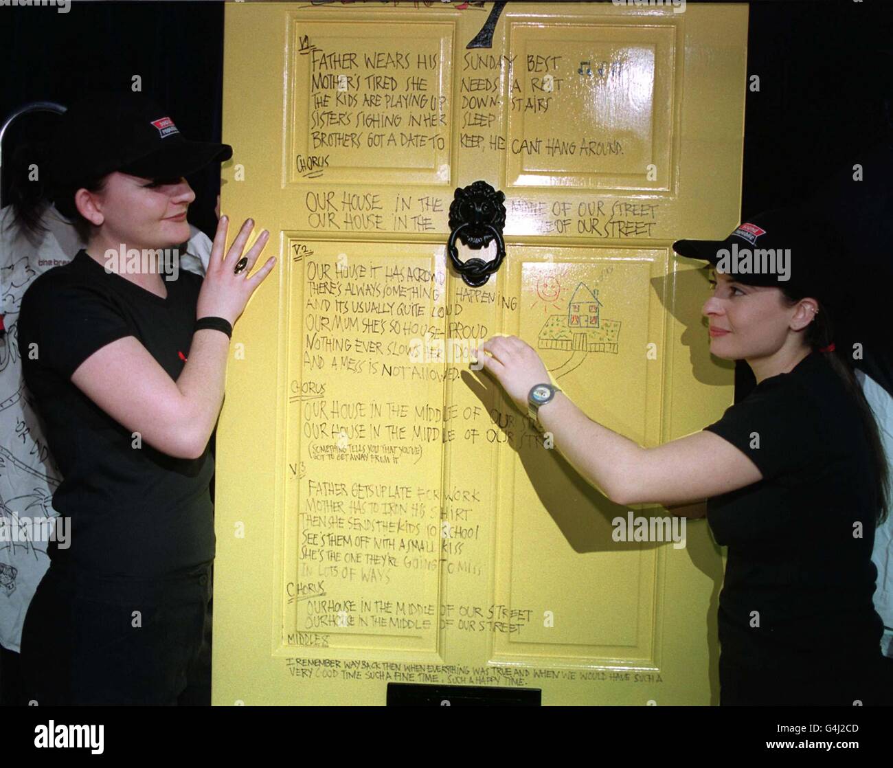 La porta, utilizzata dalla band Madness, nel video del loro singolo di successo 'Our House', che reca il testo per la canzone è svelata a Londra Sound Republic, prima che sia messa all'asta in The Hits Under the Hammer sale, a Sound Republic il 22 marzo. Foto Stock