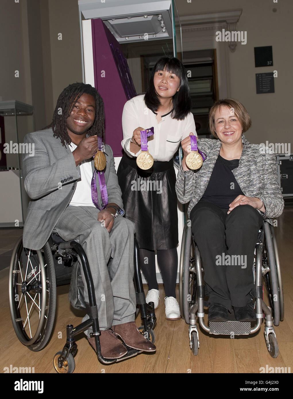 Presentazione delle medaglie dei Giochi Paralimpici di Londra 2012 in occasione di una nuova esposizione per le Olimpiadi culturali. British Museum. Foto Stock