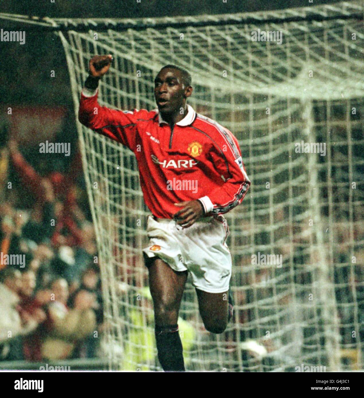 Questa immagine può essere utilizzata solo nel contesto di una funzione editoriale. Andy Cole di Manchester United festeggia il punteggio dell'equalizzatore in un pareggio del 1-1 contro i rivali della fa Carling Premiership Arsenal a Old Trafford. Foto Stock