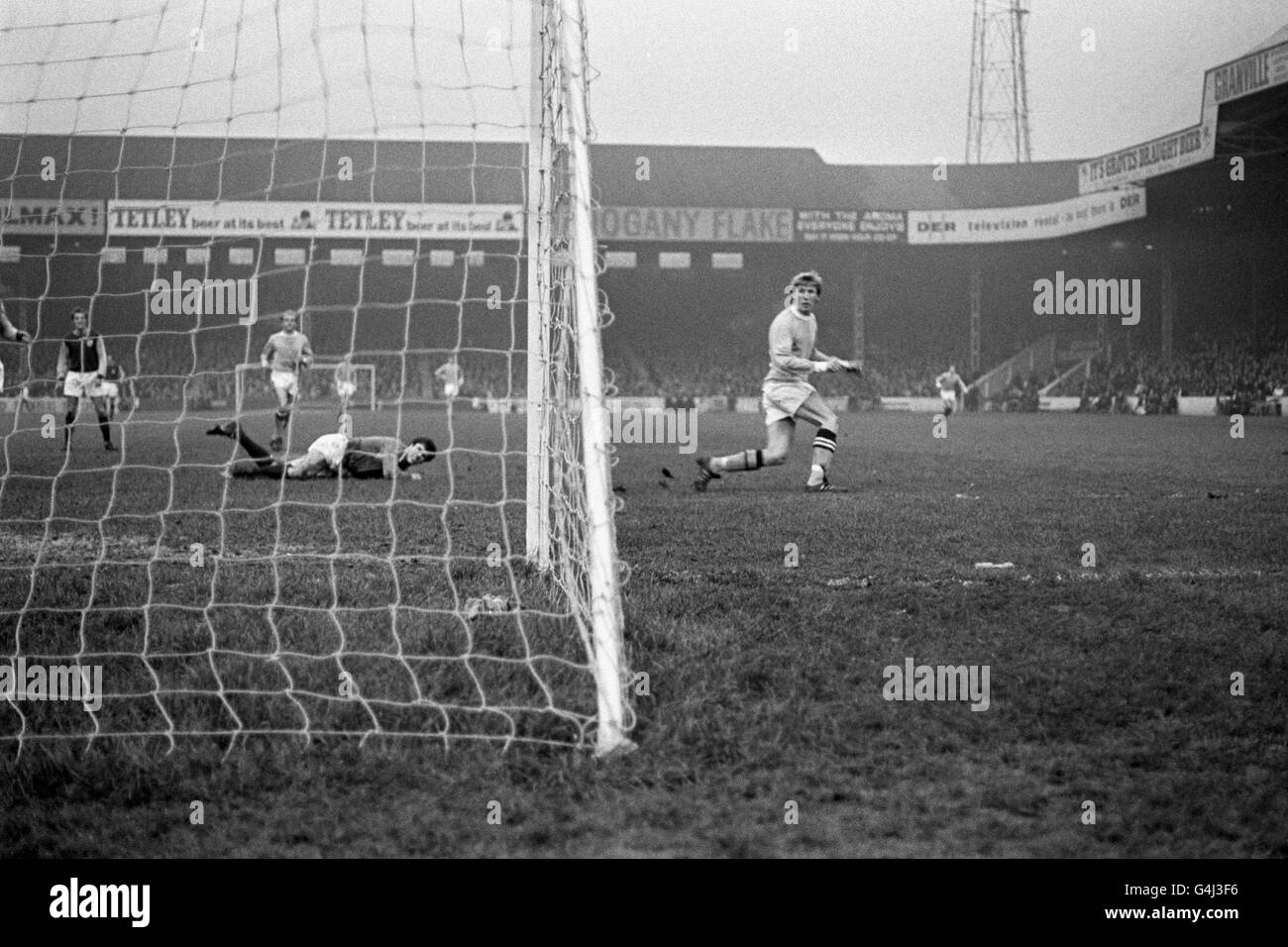 Il portiere di Burnley Rodney Jones può guardare solo mentre Colin Bell (r) di Manchester City segna uno dei suoi due gol nella rout del 7-0. Foto Stock