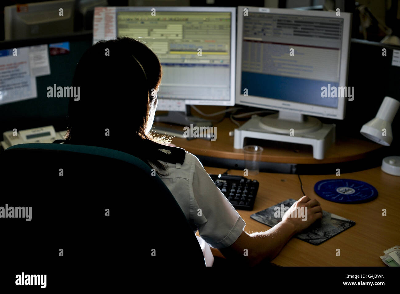 Il personale della polizia effettua chiamate non di emergenza da parte del pubblico sul nuovo numero di telefono della polizia '101' presso il Tri-Service Center su Waterwells Drive, Quedgeley, Gloucestershire. Foto Stock