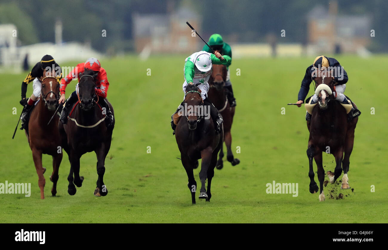 Twilight figlio cavalcato da Ryan Moore (centro) sulla loro strada per la vittoria nella Diamond Jubilee Stakes durante il giorno cinque del Royal Ascot 2016, a Ascot Racecourse. Foto Stock