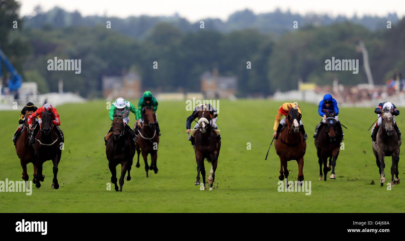 Twilight figlio cavalcato da Ryan Moore (seconda a sinistra) sulla loro strada per la vittoria nella Diamond Jubilee Stakes durante il giorno cinque del Royal Ascot 2016, a Ascot Racecourse. Foto Stock