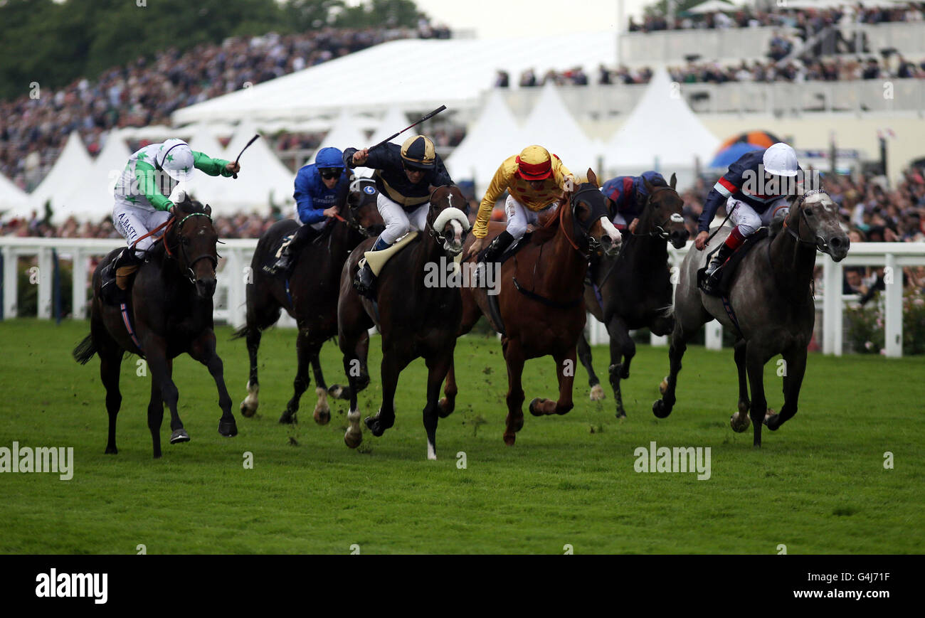 Twilight figlio (sinistra) cavalcato da Ryan Moore vince il giubileo di Diamante picchetti durante il giorno cinque del Royal Ascot 2016, a Ascot Racecourse. Foto Stock