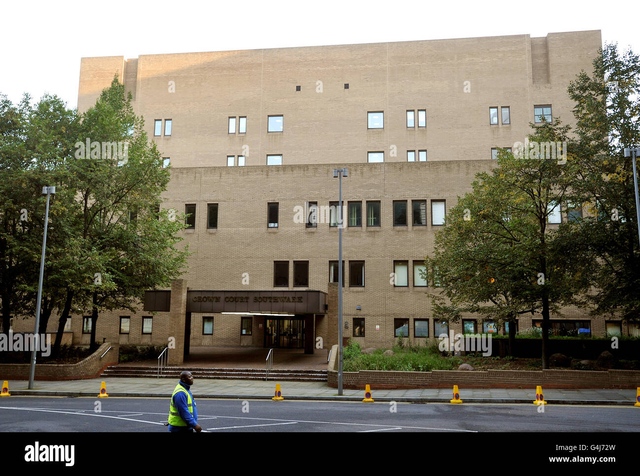 Una vista generale dell'entrata frontale del Southwark Crown Court in Battlebridge Lane a Southwark, a sud di Londra. Foto Stock