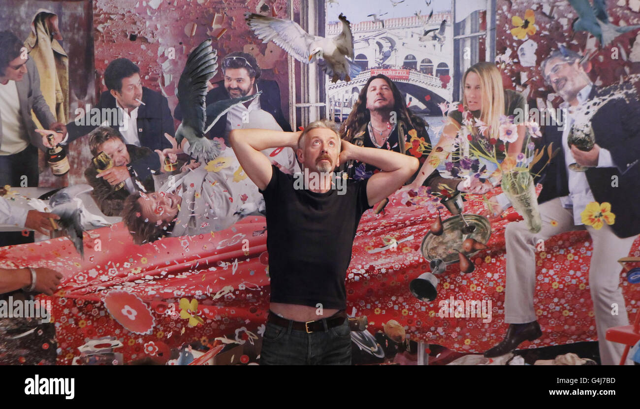 L'artista David Mach con il suo lavoro l'ultima cena al City Art Center di Edimburgo, Scozia. Foto Stock