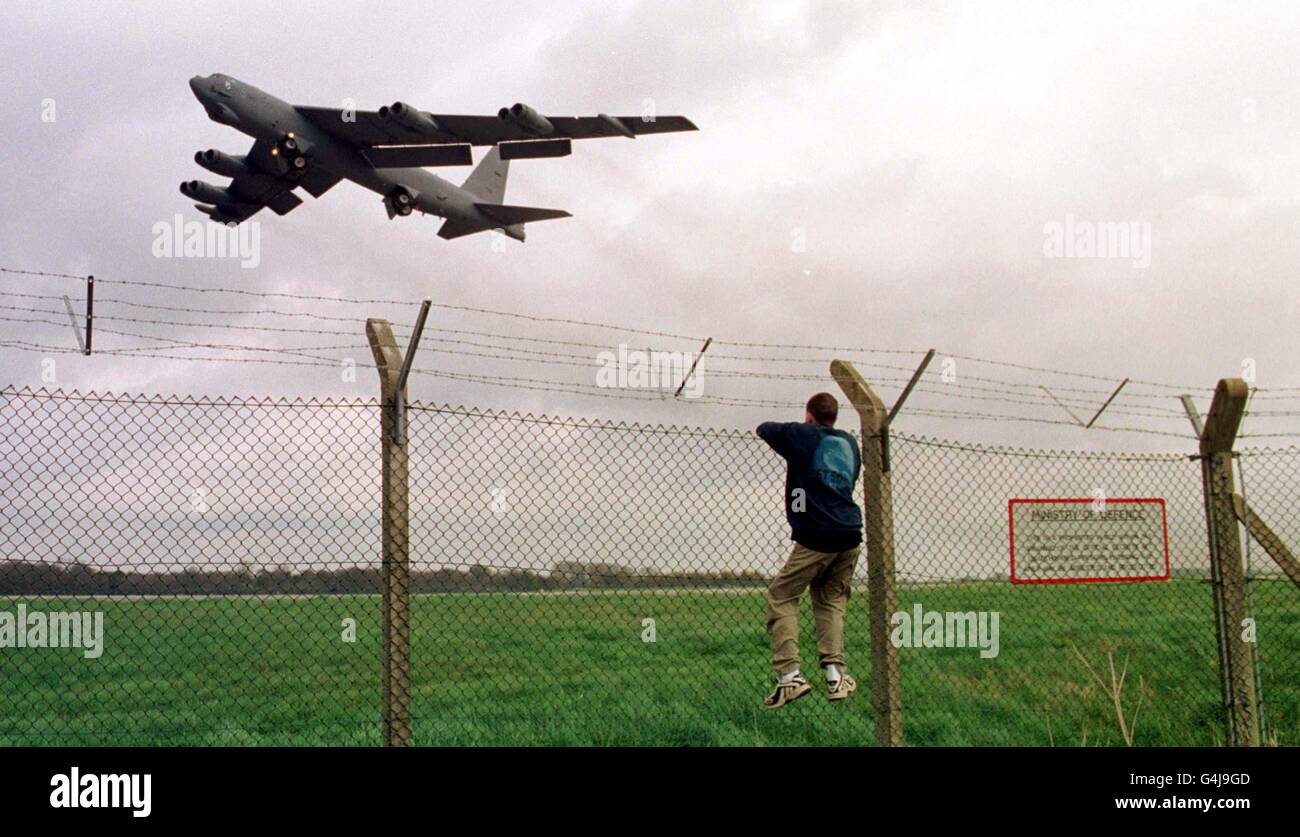 Un aereo B52 lascia la RAF Fairford, Gloucestershire, il giorno dopo che il segretario generale della NATO, Javier Solana, ha ordinato attacchi aerei punitivi contro obiettivi serbi in tutta la Jugoslavia. Foto Stock