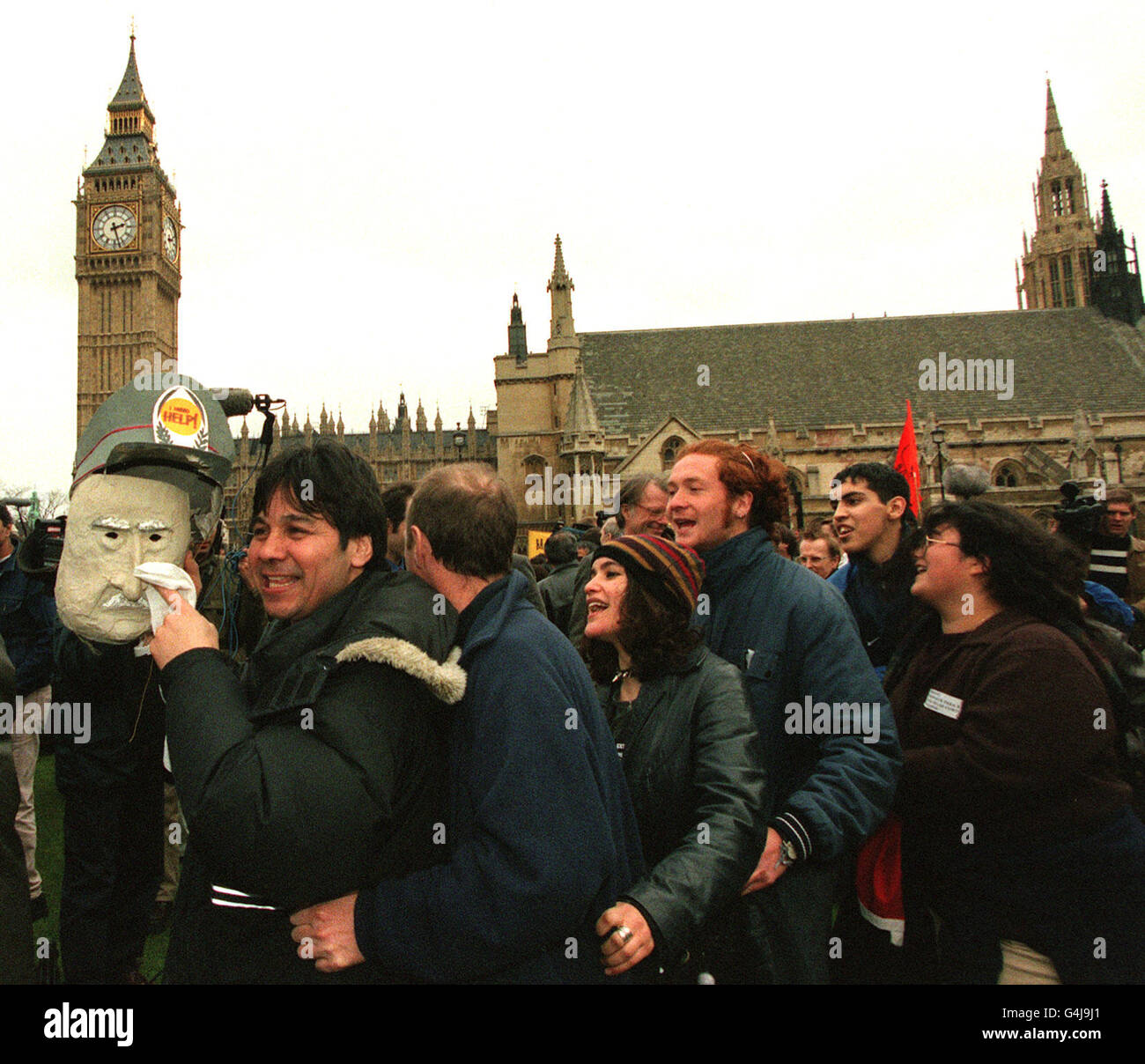 I manifestanti cileni anti anti Pinochet a Westminster reagiscono mentre il verdetto sulla sua estradizione è stato letto. I Lord hanno stabilito che l'ex governatore del Cile deve rimanere in Gran Bretagna e combattere le accuse di estradizione alla Spagna. Foto Stock