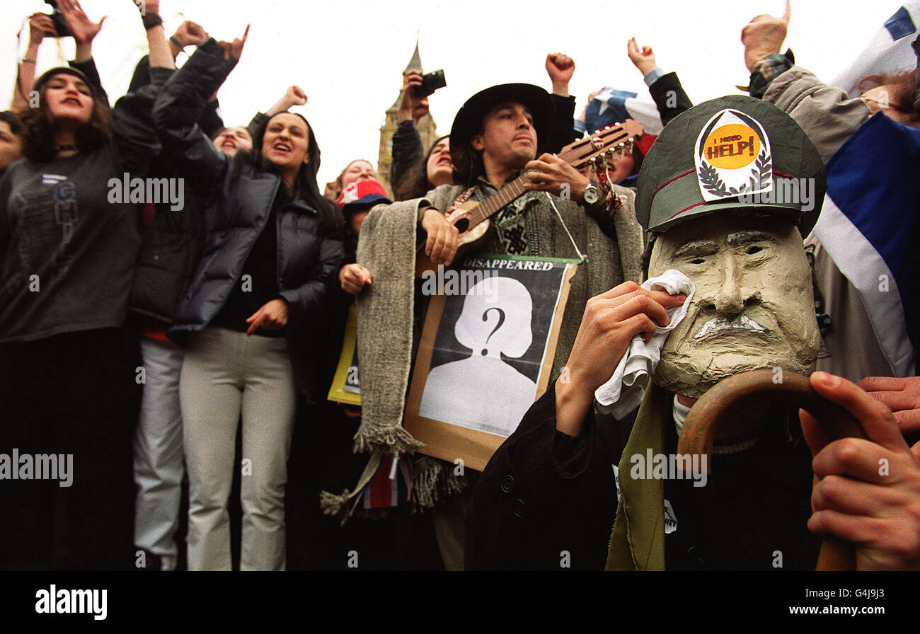 I manifestanti cileni anti anti Pinochet a Westminster reagiscono mentre il verdetto sulla sua estradizione è stato letto. I Lord hanno stabilito che l'ex governatore del Cile deve rimanere in Gran Bretagna e combattere le accuse di estradizione. Foto Stock