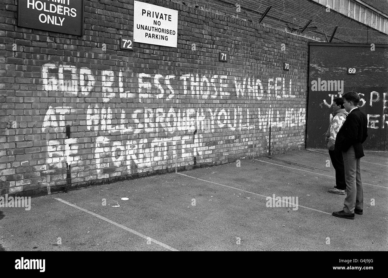 PA NEWS PHOTO 17/4/89 UN FILE IMMAGINE DELLA BIBLIOTECA DI UN MESSAGGIO SAD AFFOLLATO SUL MURO AL LIVERPOOL'S ANFIELD STADIUM, LEGGENDO 'DIO BENEDICA COLORO CHE SONO CADUTI A HILLSBOROUGH NON SARETE MAI DIMENTICATI' IN RICORDO DI TUTTI COLORO CHE SONO MORTI NEL TRAGICO DISASTRO DI HILLSBOROUGH. THOSANDS DI TIFOSI SONO STATI SCHIACCIATI A MORTE BEACAUSE DI OVERCLODING NEL 1989 F.A. PARTITA SEMIFINALE DI COPPA TRA LIVERPOOL E NOTTINGHAM FOREST IL 15 APRILE A HILLSBOROUGH A SHEFFIELD Foto Stock