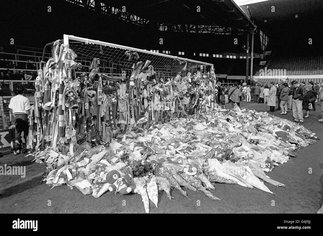 Gli omaggi sono stati deposti ad Anfield, in memoria di coloro che sono morti al disastro di Hillsborough, durante una partita di calcio semifinale della fa Cup tra Liverpool e Nottingham Forest. Il 15/04/99 Liverpool celebrerà il decimo anniversario di Hillsborough (13/04/99). * 96 persone sono morte e 170 sono state ferite nel disastro di Hillsborough. I morti saranno onorati al 10° anniversario con un tradizionale servizio commemorativo allo stadio di calcio Liverpool, Anfield. Foto Stock